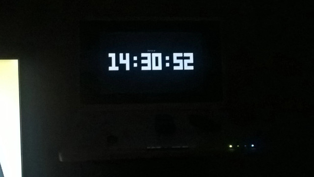 asus eeepc с открытым clock-tui на минимальной яркости экрана, в темноте очень приятно выглядит