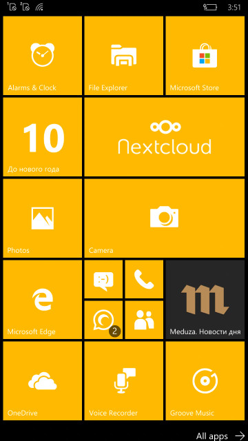Скриншот с смартфона Microsoft Lumia 650. Домашний экран весь в плитках. На экране есть плитка, отображающая, что до нового года - 10 дней.