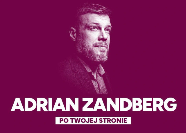 Grafika - jasnofioletowe tło, monochromatyczne, wychodzace z przezroczystości popiersie Adriana Zandberga, biały napisy "Adrian Zandberg" i "Po Twojej stronie"