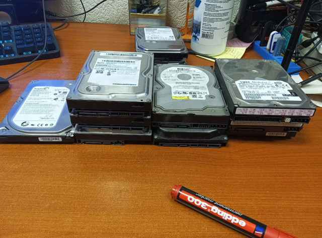 Стопка старых HDD на столе