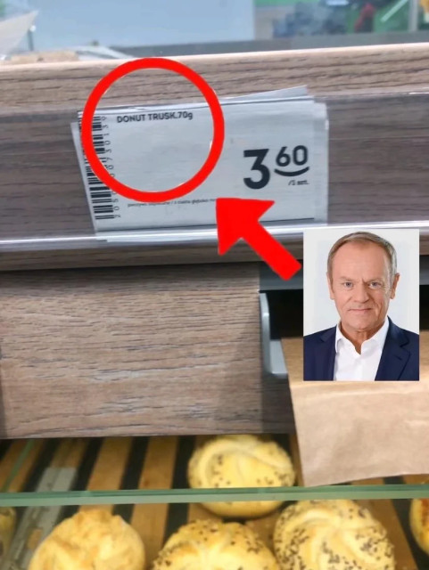 Zdjęcie etykietki z ceną w żabce z tekstem "Donut trusk. 70g". Etykieta jest zaznaczona czerwonym okręgiem. Czerwona strzałka leci od zdjęcia Donalda Tuska do etykietki