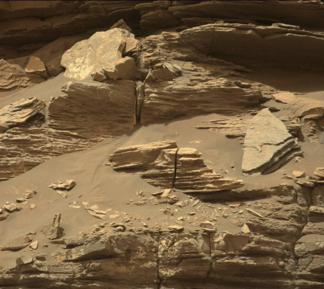 Rover: Curiosity

Earth date: 2016-09-16

Sol: 1462