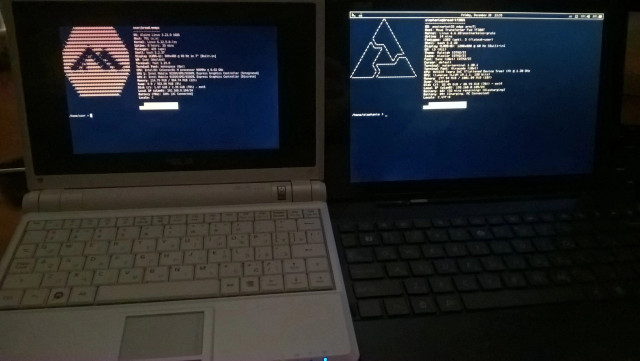На фотографии два устройства. Один старый маленький нетбук asus eeepc, и один планшет с клавиатурой asus tf300t. на обоих открыт neofetch, нетбук с sway и планшет с i3wm.